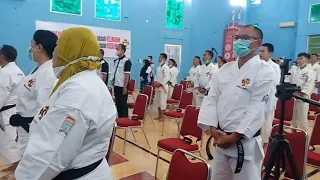 pembukaan simulasi cabor kempo menyanyikan lagu indonesia raya dan mars perkemi