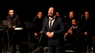 علي الحجار يغني  لطفل يبكي في الحفل   ذهب الليل لمحمد فوزي دندنها