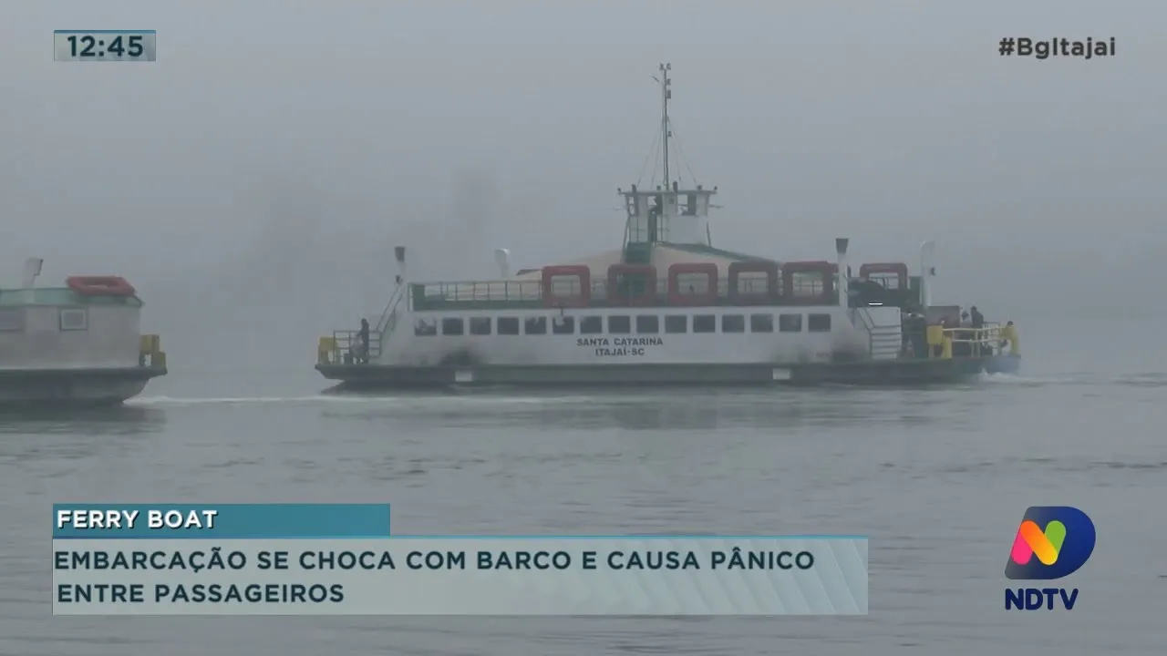 Embarcação se choca com barco e causa pânico entre passageiros