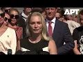 Download Lagu Epstein-overlevende noemt namen: Trump, Clinton en de leiders die hun blik afwendden van zijn mis...