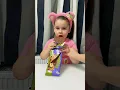 Download Lagu Schattige baby eet chocolade ❤️👶🏻🍫🍭🍧🍒😱💕🤣