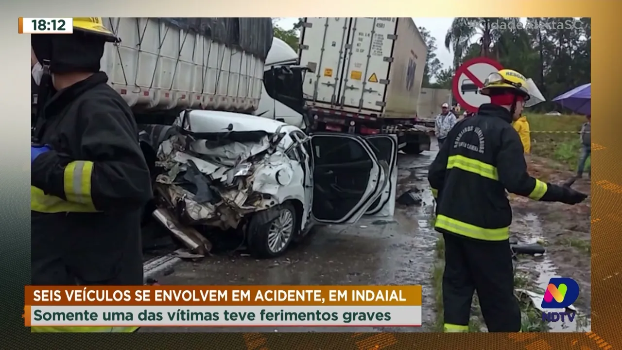 Seis veículos se envolvem em acidente, em Indaial