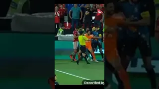 هي مخربشه على صدرها دندنها