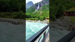 من اجمل الانهار في العالم هذا النهر في في وادي اولدن في النرويج 