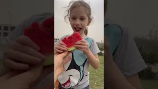 صفوئة ولولو أخدو بطيخ بالشارع 