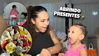 Abrindo os presentes do aniversário de 1 ano da Rávila😍✨