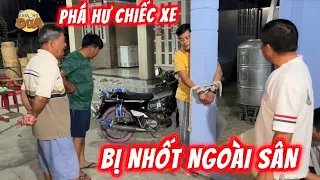 Khương Dừa hối lỗi mang xe ba vợ đi tân trang nhưng gây họa lớn nên bị nhốt ngoài sân