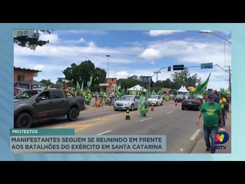 Manifestantes se reúnem em frente aos batalhões do exército em SC