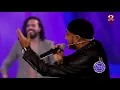 عصام كاريكا يغني "شنكوتي" على مسرح #ساعة_سعيدة