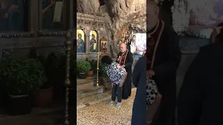 قسيس يلعب في ظهر مسيحية أرثوزوكسية بحجة الرشم و زيت الميرون  قسيس يلعب في ظهر مسيحية أرثوزوكسية بحجة الرشم و زيت الميرون