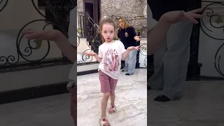 بتقلد والدتها بكل شيئ الا الحوسه   دندنها