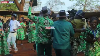 TAZAMA WAZEE WA KANISA LA MALKIA WA UBEMBE WALIVYO INGIA KATI KUCHEZA 