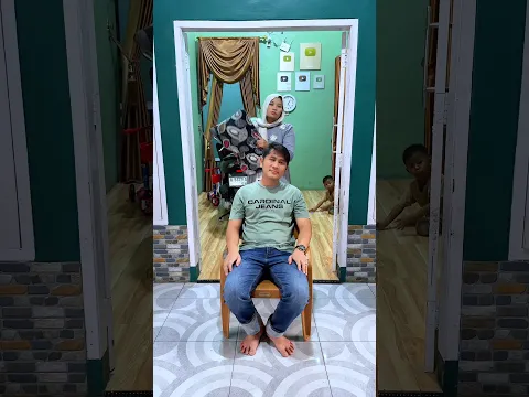 Ko jadi mama yang dipukul pakai bantal😂