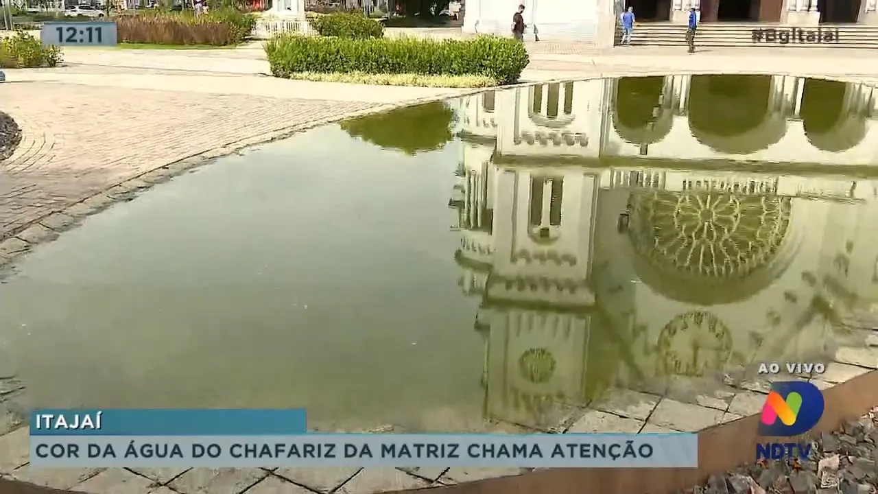 Cor da água do chafariz da igreja matriz chama atenção