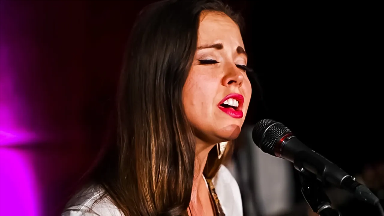 "I Feel The Blues Movin' In" - Sierra Hull Live From Relix Studio | 09/22/22 | Relix