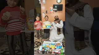 بيلم بواقي الاكل عشان ياكل هو وإخوته الصغار 