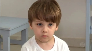 Menino brasileiro que nasceu autista surpreende ao falar só em inglês