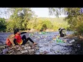 Lagu Poor girl picking up trash found a bag buried in a stream and the surprise inside - Daily Life