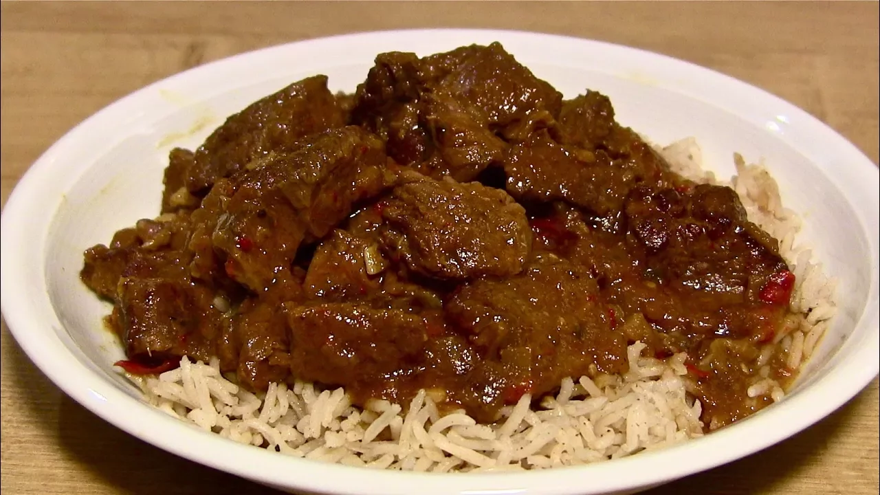 Gulasch mit Kartoffeln / Eintopf / Ramadan Rezept / Sallys Welt. 