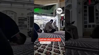 الرئيس احمد الشرع يصلي الفجر في المسجد بدون حراسه ولا ينتبه له احد News 