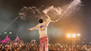 kizz daniel pouring water to funs live while performing pour me water