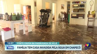 Enxurrada invade residência em Chapecó e causa danos a carros e imóvel