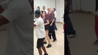 دينا الرقاصة ترتدي جيبه قصيرة جدا وتظهر باطلالة مثيرة في افتتاح اكاديمية الرقص 