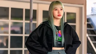 بنت كيوته بيحبها بجنون شاب وسيم اصغر منها ب6 سنين ومهما تحاول تبعده عنها بيكون لازق ومش عاوز يسيبها 