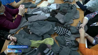 Женщины Шербакульского района вяжут носки для солдат СВО