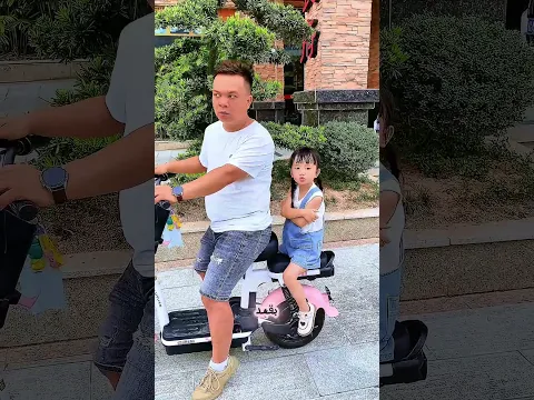 يوم شافت البنت القناع صارت تمسك بأبوها بقوة 😂😭