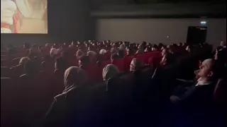 لقطة من عرض فيلم سيدة الجنة في الدنمارك السينما ممتلئة بالكامل 