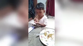 Keseruan Nadhif dan Zehan Makan Ayam