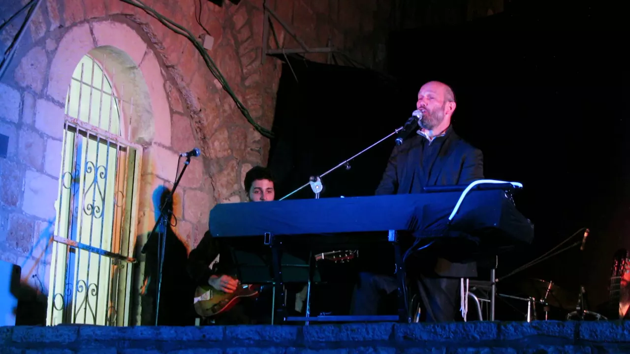 Yonatan Razel sings והיא שעמדה at David's Tomb in Jerusalem, April 3, 2018 Yonatan Razel sings והיא שעמדה at David's Tomb in Jerusalem, April 3, 2018