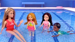 Familia de Muñecas Nadan en La Piscina