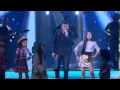 Luis Coronel canta 'Mi niña traviesa'