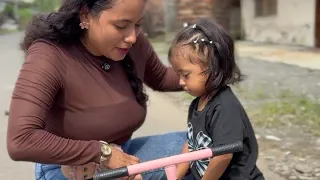 Enseñando a manejar bicicleta a Zoe 