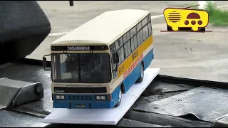 Ele comprou um ônibus.