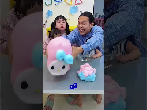 أمي وأبي يتنافسان للحصول على أكبر قطعة حلوى! 🍬😂#shortvideo