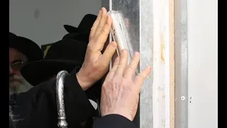 כיצד לקבוע את המזוזה לכתחילה 