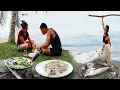 Download Lagu Catching fish and crabs and cooking on this beautiful beach