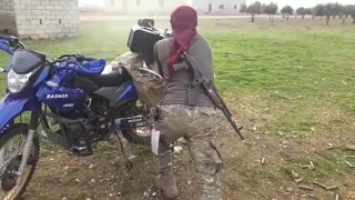 شاهد احد الثوار يثبت رشاش دوشكا علا دراجه ناري 