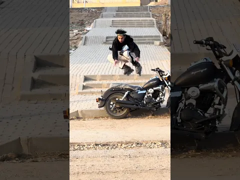 قفزة سكيت رهيبة من فوق الدرج والموتور!🔥