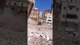 ليه الي جايلك اجنبي عارفه عليه تطبطبي لا حول ولاقوة الابالله العلي العظيم 