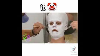 هذا ولد حولو الى المهرج 