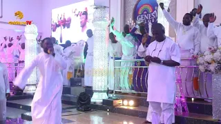 pastor oladele genesis prays for k1 de ultimate after his performance at his church yesterday