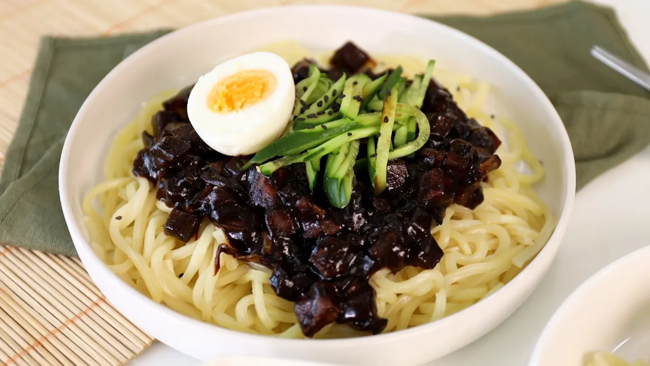 Making Favorite Dish in Korean Dramas: Black Bean Noodles Jjajangmyeon: 