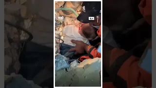 انتشال طفل على قيد الحياة من بين الركام في غزة  انتشال طفل على قيد الحياة من بين الركام في غزة