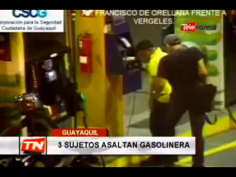 3 sujetos asaltan gasolinería