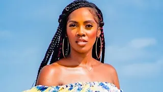 sh ck g tiwa savage h e d to herself because of the s tape
