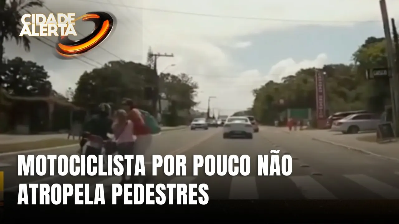 Travessia perigosa: motociclista quase atropela pedestres no Campeche